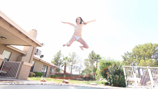 Schau Summer Play with Lola - kostenlose HD Pornos auf FREE-FULL-PORN.COM
