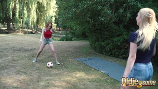 Guarda Oldje 3Some: Teen Style Fucking - porno HD gratuito su FREE-FULL-PORN.COM