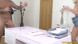 Tonton Skinny Model Gets Fucked Office Style - pornografi HD percuma di FREE-FULL-PORN.COM