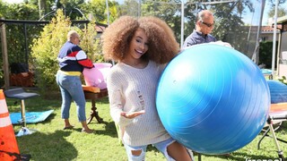 Doggystyle at the Garage Sale - free porn in 4K FREE-FULL-PORN.COM