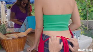 Urmărește Interracial Outdoor Sex with Peter Fitzwell and Roxie Sinner - porno HD gratuit pe FREE-FULL-PORN.COM