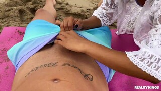 Schau Amateur Couple Fucks in the Sun - Big Cock & Bubble Butt - kostenlose HD Pornos auf FREE-FULL-PORN.COM