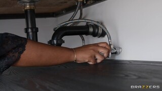 Schau Plumber Fills Wife’s Mouth & Pussy - Gagging Blowjob & Creampie - kostenlose HD Pornos auf FREE-FULL-PORN.COM
