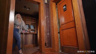 观看 Waiter Enjoys Tattooed Model's Big Tits - 免费高清色情内容在 FREE-FULL-PORN.COM