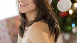 Before Christmas, A Young Girl Plays - kostenlose Pornos in 4K FREE-FULL-PORN.COM