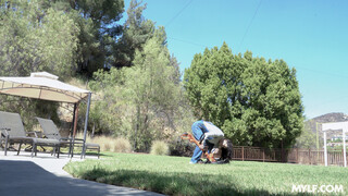 Tonton Helping the MILF Next Door in the Yard - pornografi HD percuma di FREE-FULL-PORN.COM