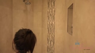 Schau Lily Jordan's hot girlfriend roleplay in Hawaii - Shower & striptease - kostenlose HD Pornos auf FREE-FULL-PORN.COM