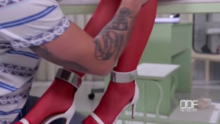 Schau Footjob & Pussy Licking – Nurse Kayla Green Fucks Hard - kostenlose HD Pornos auf FREE-FULL-PORN.COM