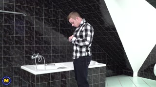 Mira Cougar Ryanne Peeps on Naked Toy Boy - Shower Sex Fun - porno HD gratis en FREE-FULL-PORN.COM