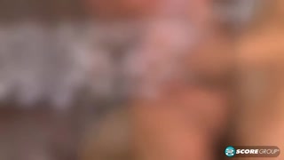 Guarda Blonde GILF Alice & Rocky - Her First Time on Camera with Thousands! - porno HD gratuito su FREE-FULL-PORN.COM
