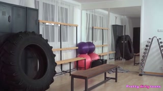 Guarda European gym threesome with athletic teen Alyssa Bounty - porno HD gratuito su FREE-FULL-PORN.COM