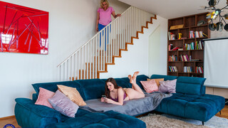 Schau Czech MILF Brittany Bardot rides young lesbian Suzie's face - kostenlose HD Pornos auf FREE-FULL-PORN.COM