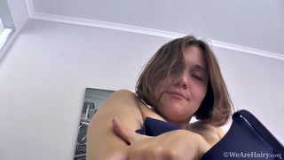 Tonton Clarissa Cleans in Jeans, Ends Up Fully Naked - Brunette MILF Solo - porno HD gratis di FREE-FULL-PORN.COM