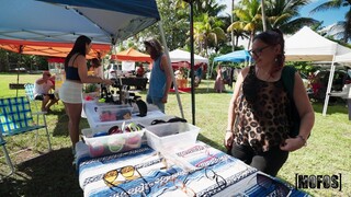 Bekijk Flea Market Blowjob - gratis HD porno op FREE-FULL-PORN.COM
