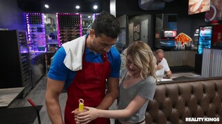 Mira Handjob in the Pizza Shop Bathroom - porno HD gratis en FREE-FULL-PORN.COM