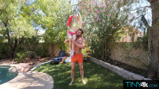 Schau Squirt Gun Duel: Sam and Cecelia - kostenlose HD Pornos auf FREE-FULL-PORN.COM