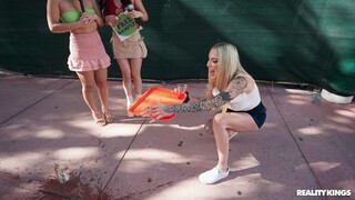 Public FFM Threesome: Cassidy Luxe, Kira Perez & Ari Alectra - gratis porno in 4K FREE-FULL-PORN.COM