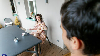 Glasses and Brunette: My Best Friend's Mom Sucks Me - kostenlose Pornos in 4K FREE-FULL-PORN.COM