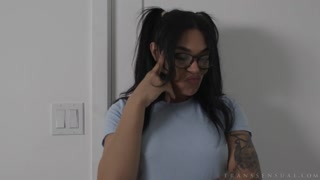 Handy Brunette Gives Facial - porno gratuito in 4K FREE-FULL-PORN.COM