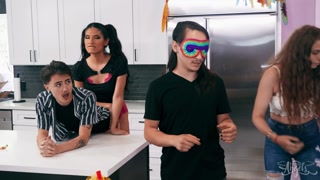 Urmărește Standing Doggystyle with Zariah - porno HD gratuit pe FREE-FULL-PORN.COM