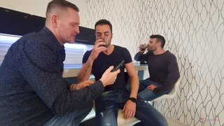 Schau 3on1 Blowjob Party with Milf Vittoria - kostenlose HD Pornos auf FREE-FULL-PORN.COM