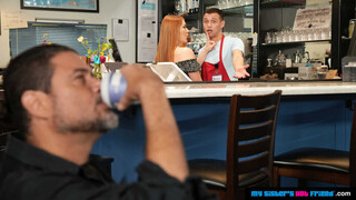 Johnny Love Fucks Harper Red in the Café - porno gratuit en 4K FREE-FULL-PORN.COM